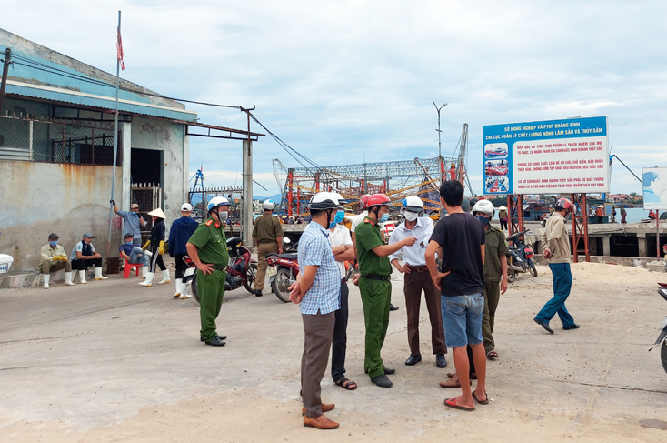  Bố Trạch kiểm tra, rà soát và hạn chế tối đa, việc di chuyển của người dân, không tập trung đông người, trừ các phương tiện vận chuyển hàng hóa thiết yếu.