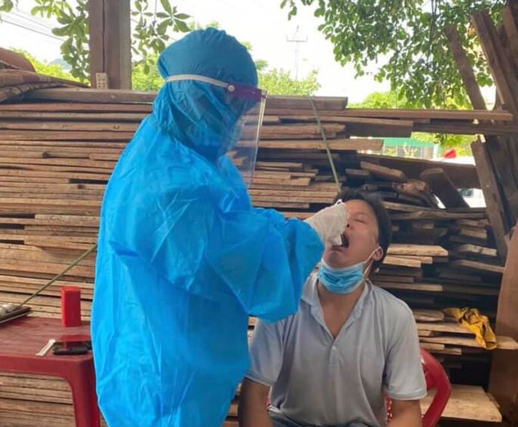 Các ngành chức năng huyện Bố Trạch chú trọng truy vết, kịp thời lấy mẫu xét nghiệm các trường hợp cần thiết.