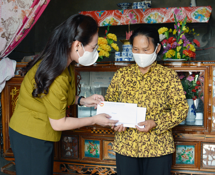 Đồng chí Phạm Thị Hân, Ủy viên Ban Thường vụ Tỉnh ủy, Chủ tịch Ủy ban MTTQVN tỉnh tặng quà cho bà Đặng Thị Thí (sinh năm 1958, vợ Liệt sỹ), ở thôn Đông Duyệt 2, xã Hải Phú.