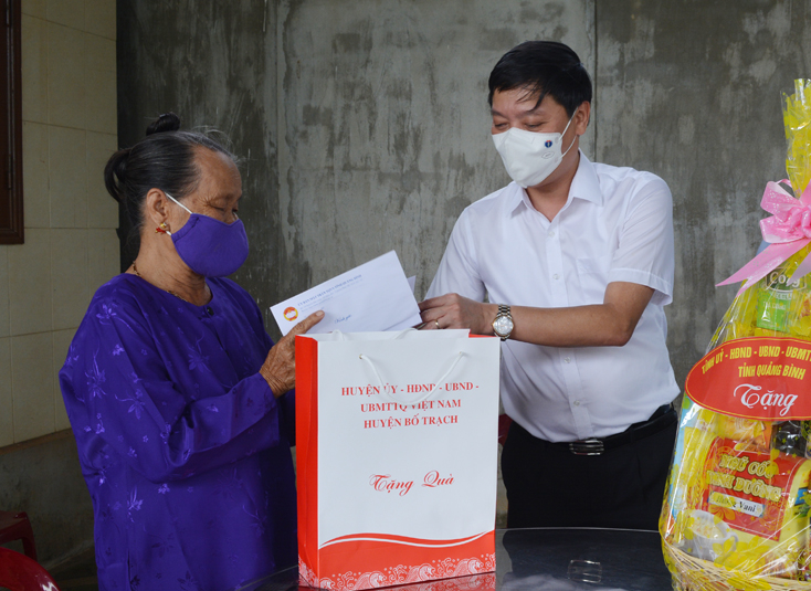 Chủ tịch UBND huyện Bố Trạch Nguyễn Ngọc Tuấn trao quà tặng bà Dương Thị Len.