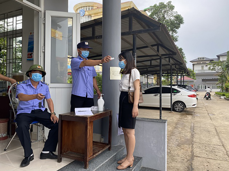 Người nộp thuế thực hiện nghiêm túc việc đeo khẩu trang, kiểm tra thân nhiệt trước khi giao dịch, làm việc với cán bộ thuế. 