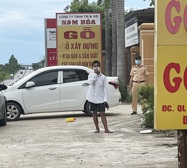 Cao Phùng lực lượng làm nhiệm vụ tại chốt Công an ở xã Lý Trạch (huyện Bố Trạch) phát hiện và giữ lại