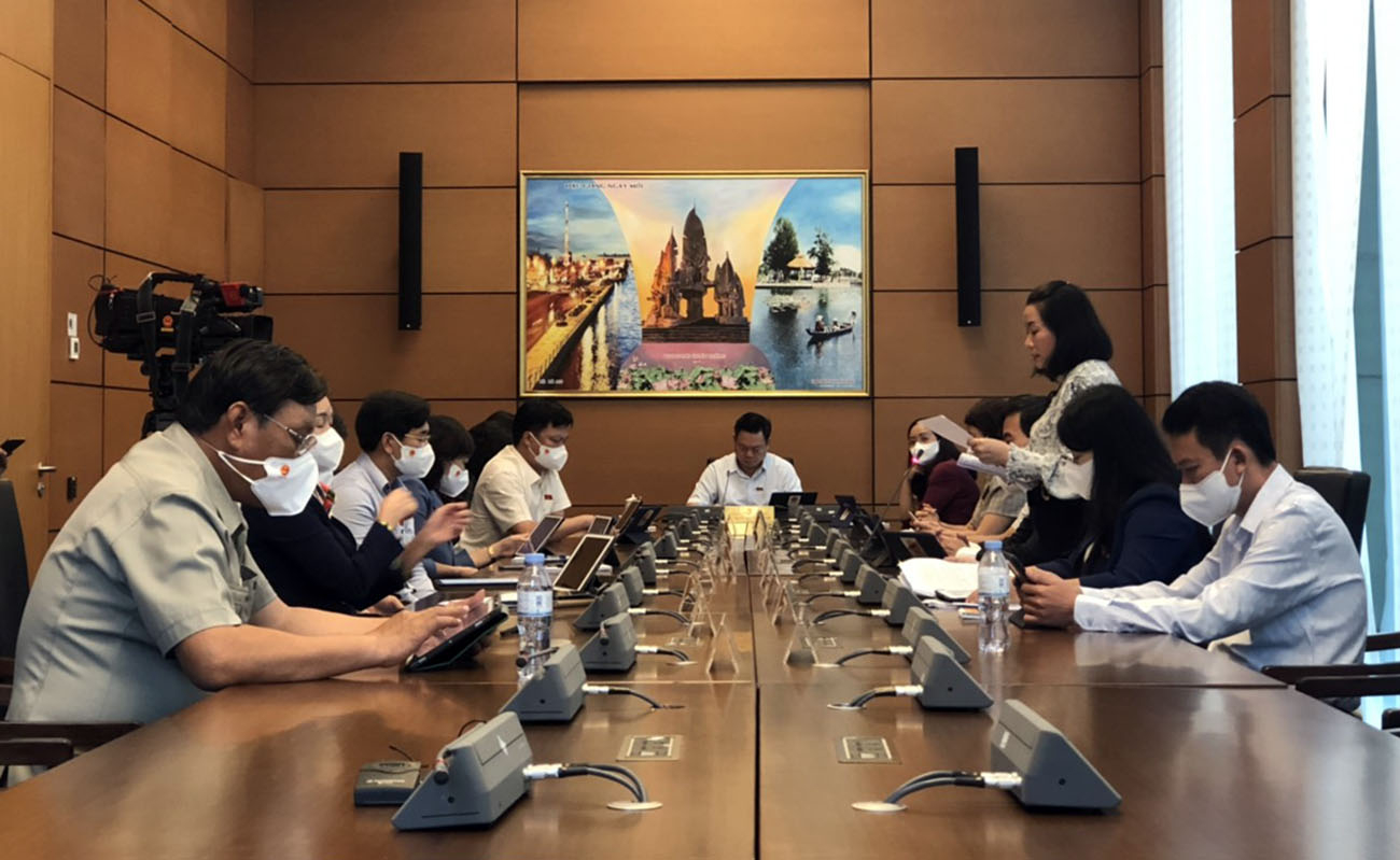 Đồng chí Nguyễn Minh Tâm, Tỉnh ủy viên, Phó trưởng đoàn chuyên trách ĐBQH tỉnh thảo luận về chủ trương đầu tư các Chương trình mục tiêu Quốc gia giảm nghèo bền vững: Xây dựng nông thôn mới giai đoạn 2021-2025.