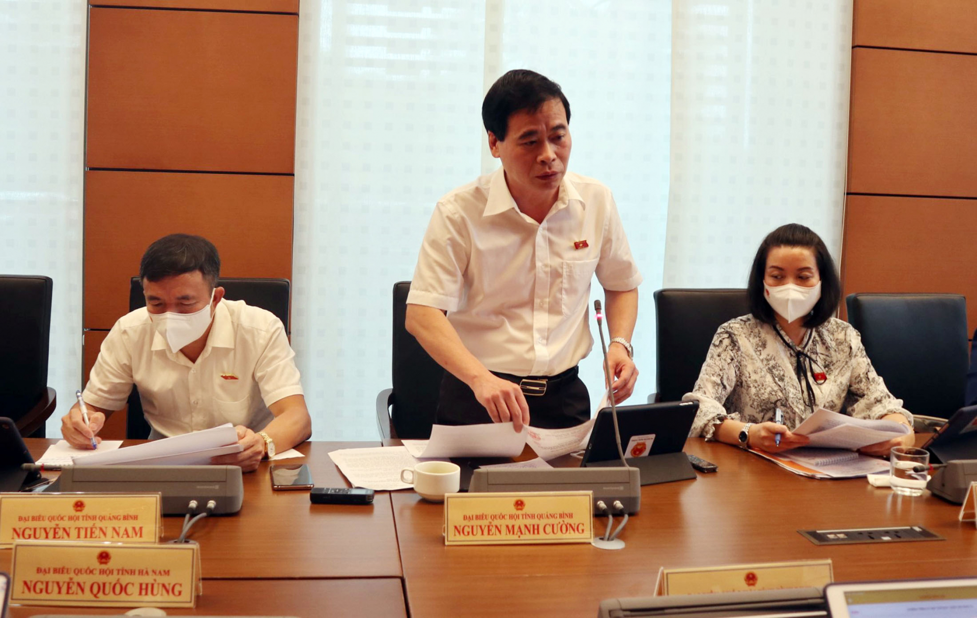 Đại biểu Vũ Mạnh Cường thảo luận tại tổ.
