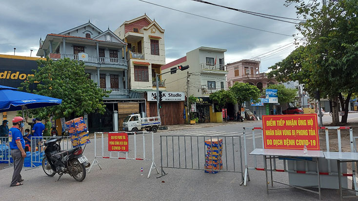 Các chốt kiểm soát tiếp nhận hàng hoá phục vụ người dân vùng phòng toả.