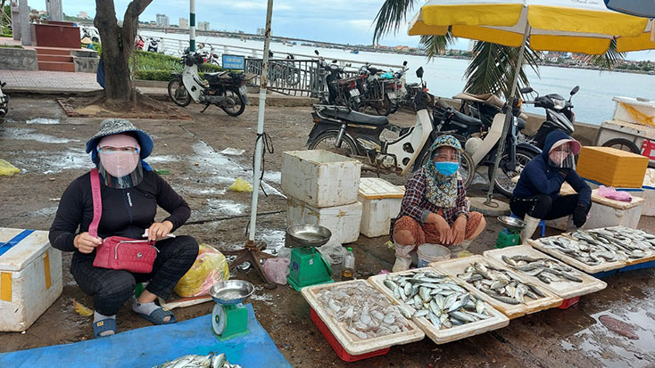 Người dân Đồng Hới sử dụng khẩu trang, tấm chắn ngăn giọt bắn để phòng Covid-19