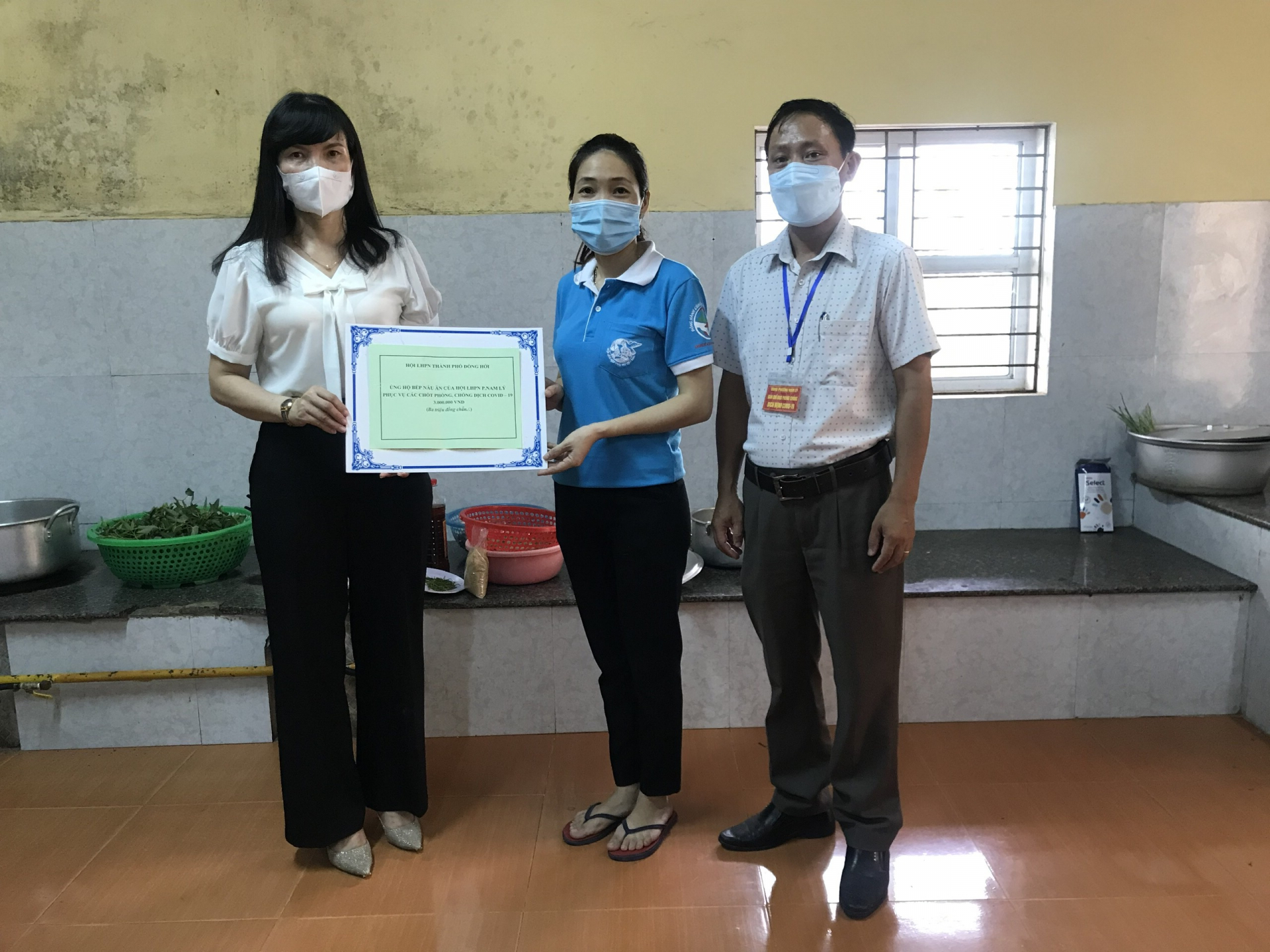 Đại diện lãnh đạo Hội LHPN TP. Đồng Hới hỗ trợ kinh phí để bếp ăn tình nghĩa.
