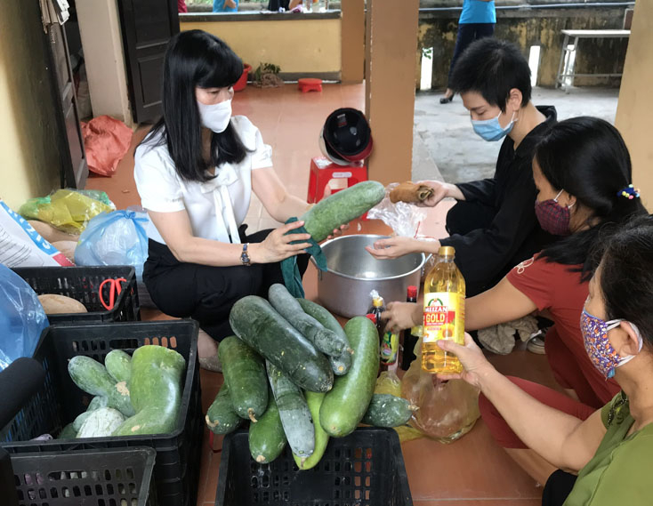 Các hội viên, cán bộ phụ nữ chuẩn bị thực phẩm để nấu các suất ăn cho lực lượng đang làm nhiệm vụ ở khu cách ly.