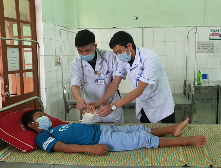  Người dân xã Trọng Hóa KCB tại Bệnh viện đa khoa Minh Hóa bằng thẻ BHYT được Nhà nước cấp. 