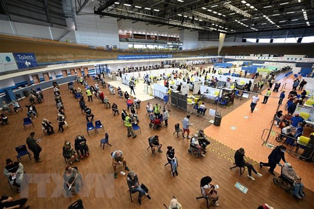  Người dân chờ tiêm vaccine ngừa COVID-19 tại Derby, Anh. (Ảnh: AFP/TTXVN)