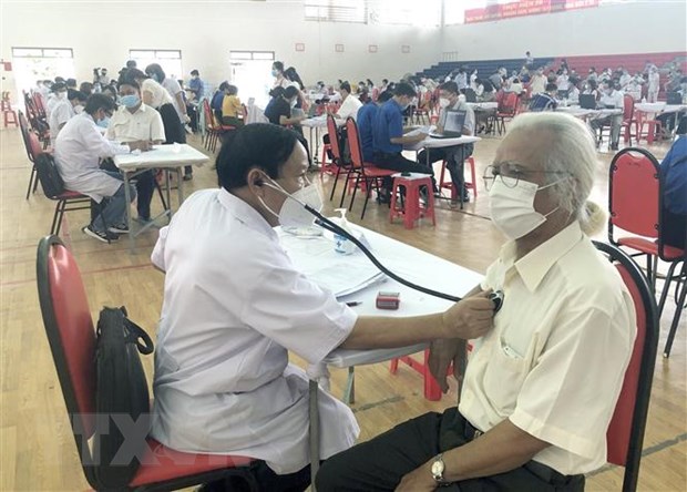  Khám sàng lọc trước khi tiêm vaccine phòng COVID-19 cho cụ ông ở thành phố Quy Nhơn. (Ảnh: Nguyên Linh/TTXVN)