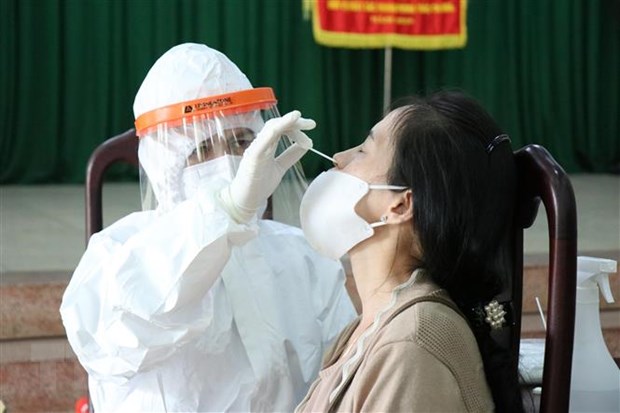 Lấy mẫu xét nghiệm SARS-CoV-2. (Ảnh: TTXVN)