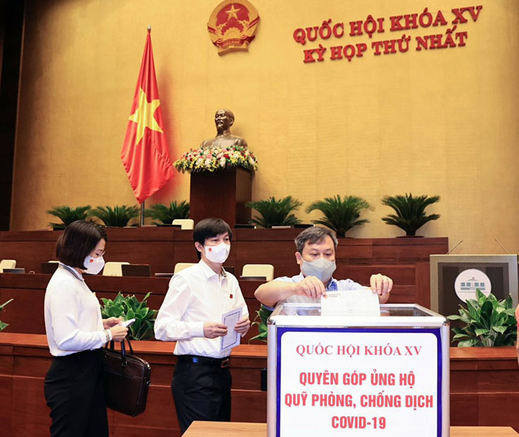 Đồng chí Vũ Đại Thắng, Ủy viên Trung ương Đảng, Bí thư Tỉnh ủy, Trưởng đoàn ĐBQH tỉnh ủng hộ Quỹ vắc-xin phòng Covid-19.