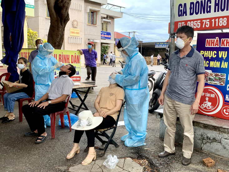 Lấy mẫu xét nghiệm trên diện rộng nhằm khoanh vùng, xử lý triệt để ổ dịch, hạn chế lây lan dịch bệnh ra cộng đồng