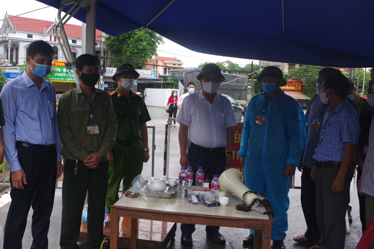 Đồng chí Bí thư Thành ủy Trần Phong thăm hỏi sức khỏe, động viên tinh thần đến cán bộ địa phương, các lực lượng tham gia phòng, chống dịch ở chốt khu vực phong tỏa.