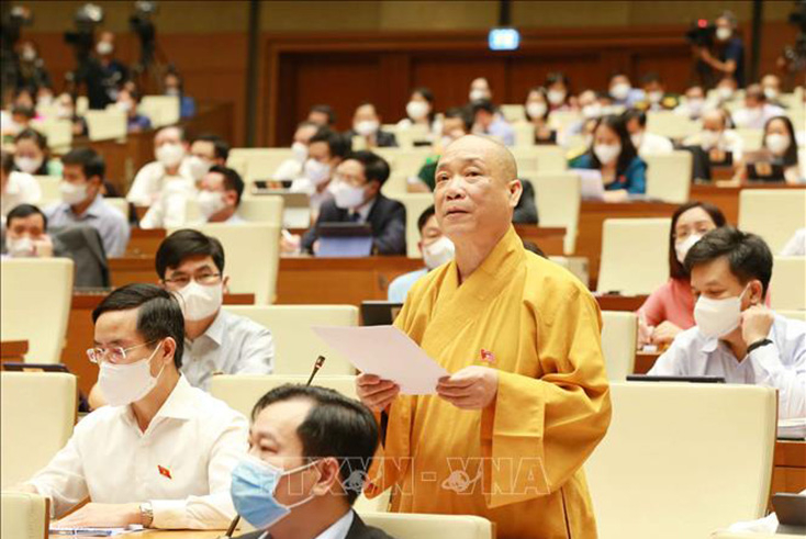 Thượng tọa Thích Bảo Nghiêm, Đại biểu Quốc hội thành phố Hà Nội phát biểu. Ảnh: Phương Hoa/TTXVN
