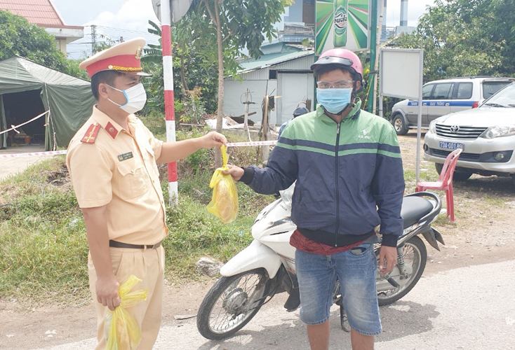 Lực lượng chức năng hỗ trợ bữa ăn cho các công dân.