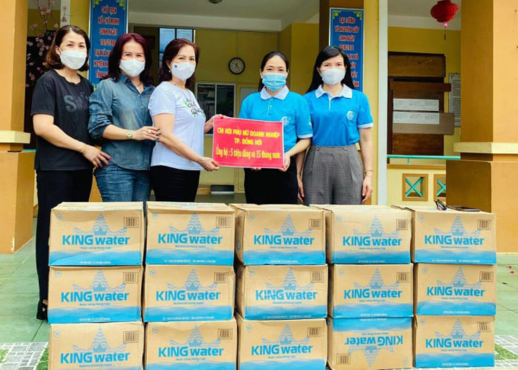 Hội phụ nữ doanh nghiệp TP. Đồng Hới động viên, tặng quà cho các điểm chốt phòng, chống dịch Covid-19.