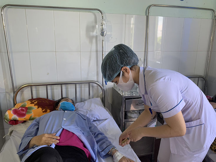 Không chỉ làm tốt công việc tại các đơn vị y tế, cán bộ y tế còn tình nguyện đến các địa phương là tâm dịch tâm dịch để tham gia công tác phòng chống dịch bệnh Covid-19