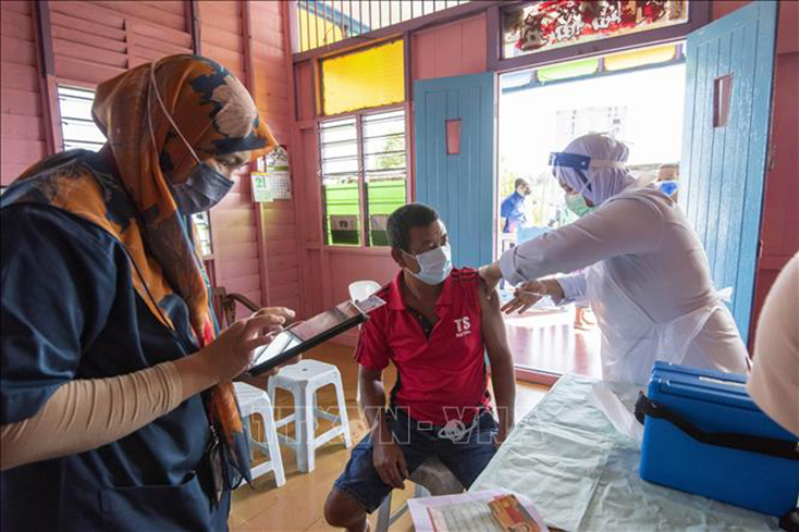 Nhân viên y tế tiêm vaccine ngừa COVID-19 cho người dân tại Selangor, Malaysia. Ảnh: THX/TTXVN