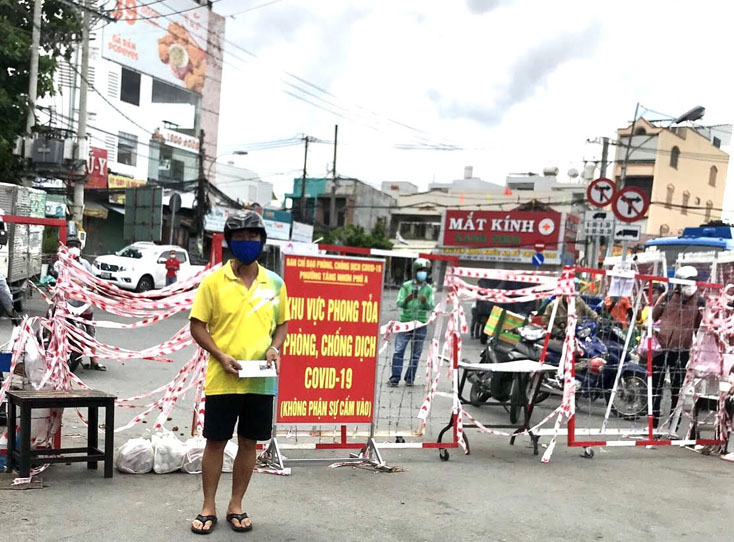 Đại diện HĐH Quảng Bình tại TP.HCM đến khu phong tỏa (phường Nhơn Phú A, thành phố Thủ Đức) trao quà cho Trần Văn Huynh. Ảnh: HĐH