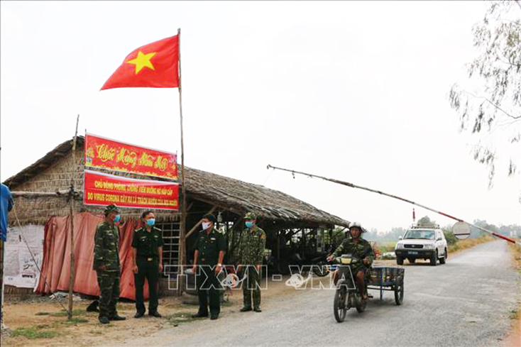 Lãnh đạo đồn biên phòng Sông Trăng kiểm tra chốt 5, tại xã Hưng Điền, huyện Tân Hưng (Long An). Ảnh minh họa: Thanh Bình/TTXVN