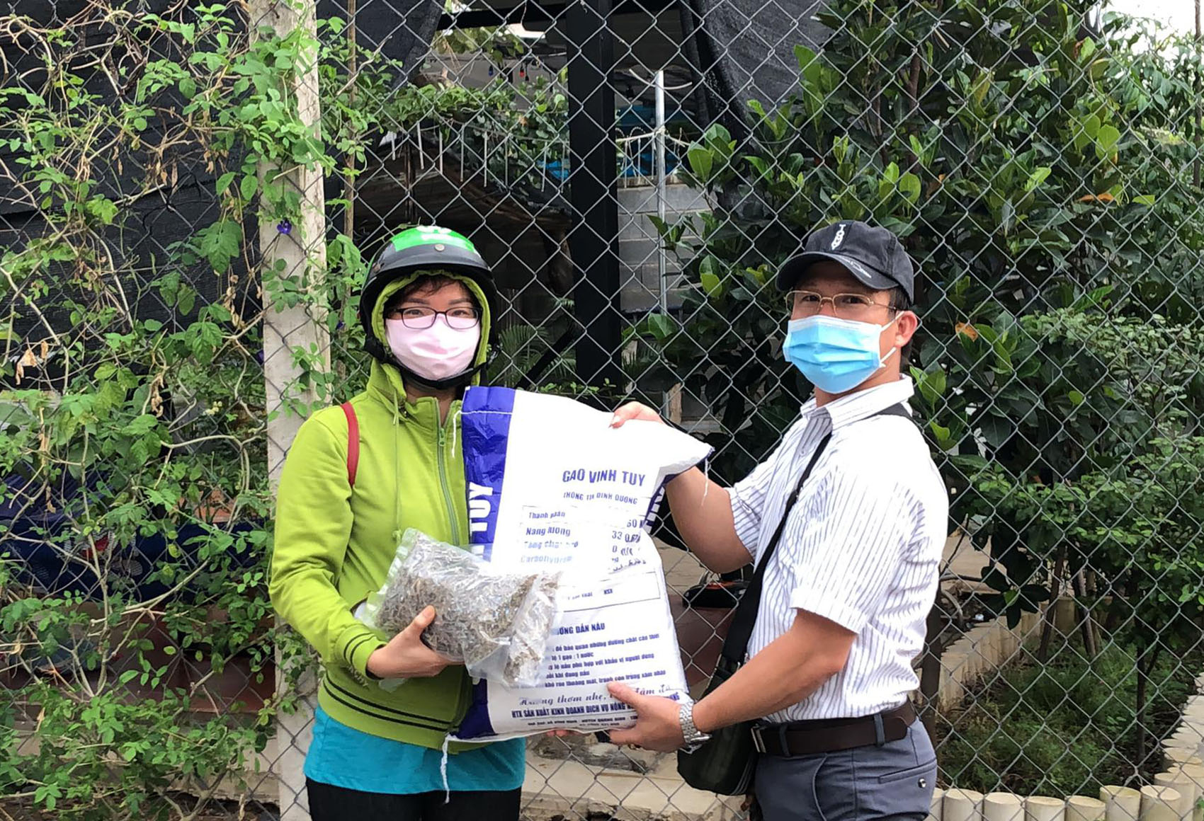  Thông qua Hội đồng hương Quảng Bình tại T.P Hồ Chí Minh, những món quà của tỉnh đã đến với người lao động có hoàn cảnh khó khăn, giúp bà con vững tin trong cuộc chiến phòng chống dịch bệnh.