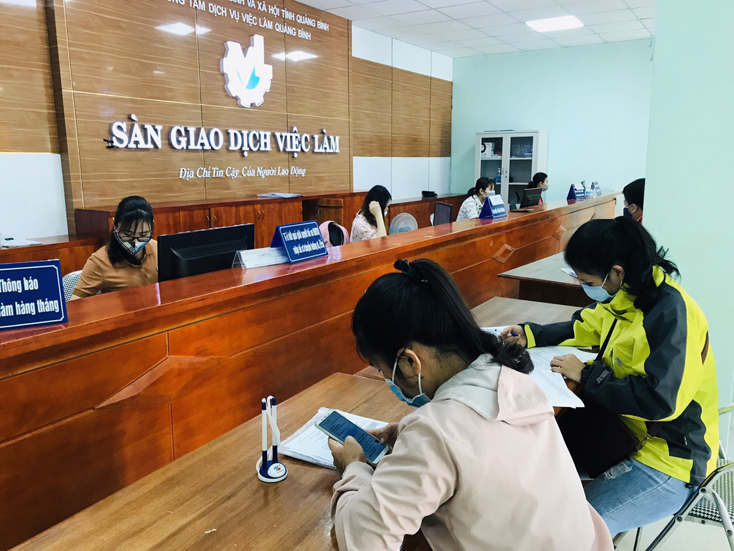 Trung tâm Dịch vụ việc làm tỉnh thực hiện tư vấn chế độ chính sách, bảo hiểm thất nghiệp, việc làm, học nghề cho NLĐ