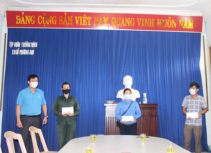 Lãnh đạo LĐLĐ tỉnh trao tiền hỗ trợ cho các đoàn viên, người lao động có hoàn cảnh khó khăn của Tập đoàn Trường Thịnh.
