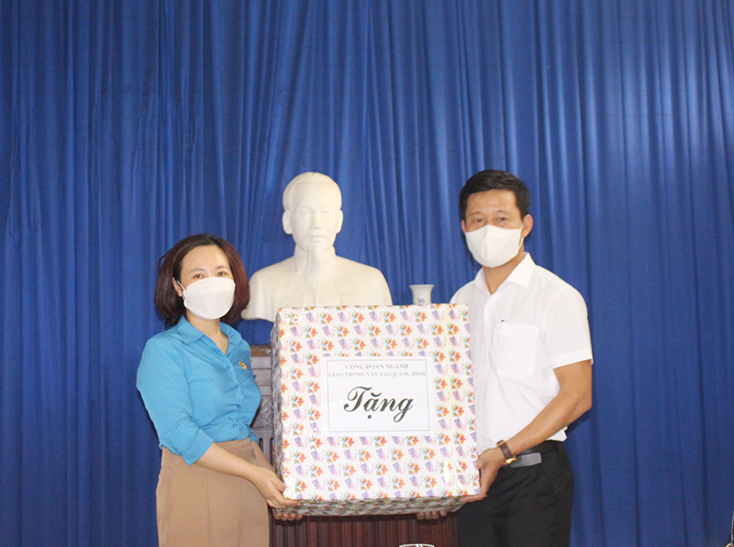  Lãnh đạo Công đoàn ngành Giao thông vận tải trao quà hỗ trợ cho Công đoàn Tập đoàn Trường Thịnh.