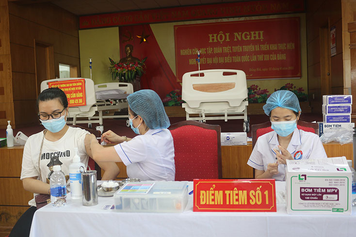 Được tiêm vắc-xin tạo niềm tin cho cán bộ y tế khi làm nhiệm vụ ở vùng tâm dịch.