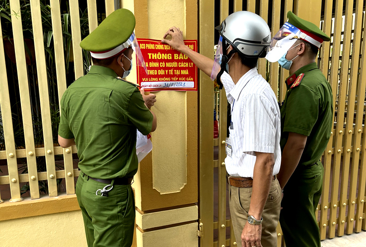 Tổ Covid-19 cộng đồng thực hiện gắn bảng đối với các hộ thuộc diện cách ly y tế tại nhà để theo dõi, tránh hạn chế tiếp xúc ra cộng đồng.