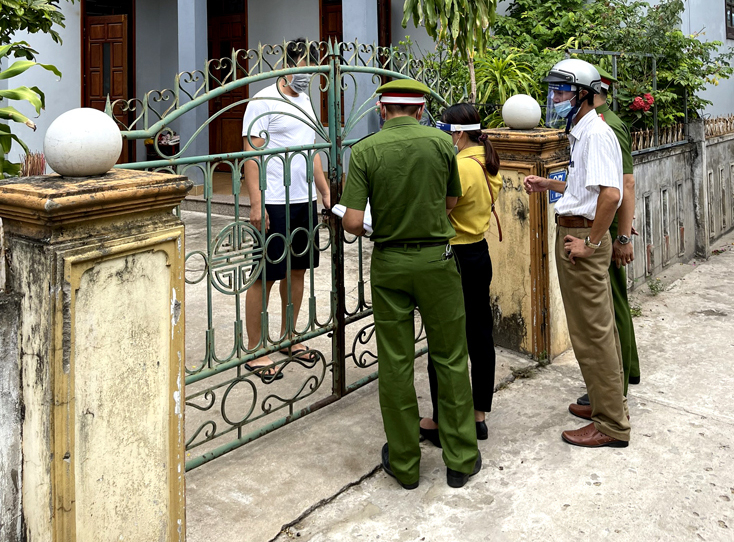 Tổ Covid-19 cộng đồng tại phường Đồng Phú tuyên truyền phòng, chống dịch tới từng hộ gia đình