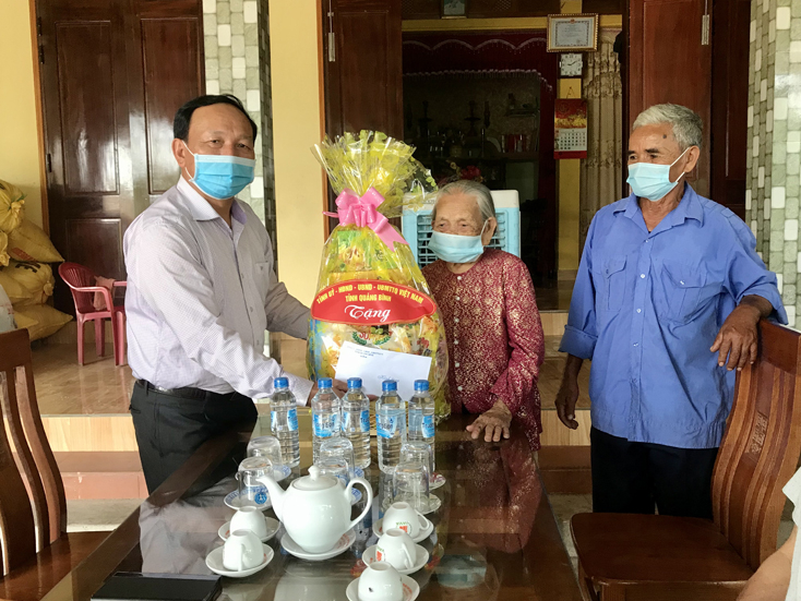 Đồng chí Phó Bí thư Thường trực Tỉnh ủy Trần Hải Châu thăm và tặng quà cho người có công với cách mạng. 