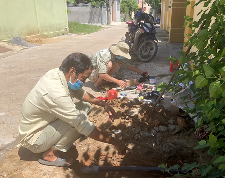 Nhân viên Công ty cổ phần cấp nước Quảng Bình thi công cấp nước sinh hoạt cho người dân.