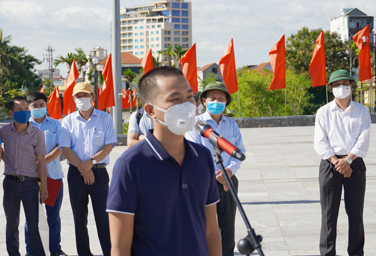 Bác sỹ Lê Kiên Cường, Phó trưởng Khoa Nội tim mạch Bệnh viện hữu nghị Việt Nam - Cuba Đồng Hới thay mặt đoàn cán bộ y tế phát biểu, bày tỏ quyết tâm hỗ trợ chống dịch tại TP. Hồ Chí Minh.