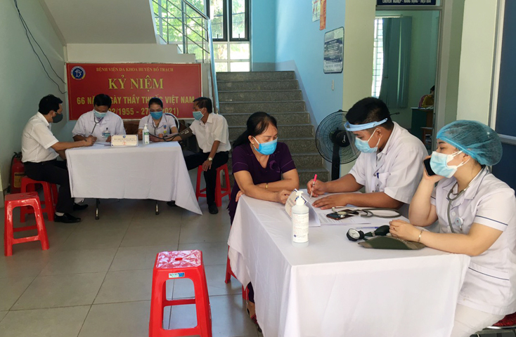 Sàng lọc và thăm khám sức khỏe cho người dân trước khi tiêm.