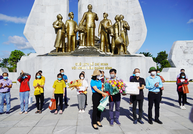 Giám đốc Sở Y tế Quảng Bình Nguyễn Đức Cường tặng quà cho đoàn cán bộ y tế trước lúc lên đường.