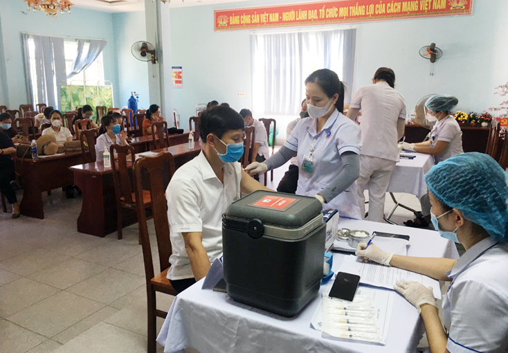 Bố Trạch tiến hành tiêm vắc xin phòng Covid-19 cho các đối tượng ưu tiên đợt 3.