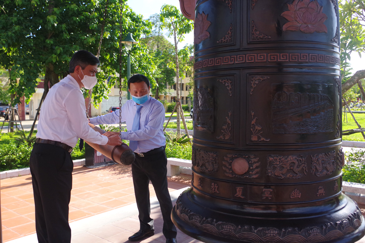 Đồng chí Phó Bí thư Thường trực Tỉnh ủy Trần Hải Châu và đồng chí Chủ tịch UBND tỉnh Trần Thắng đã thực hiện nghi thức thỉnh chuông. 