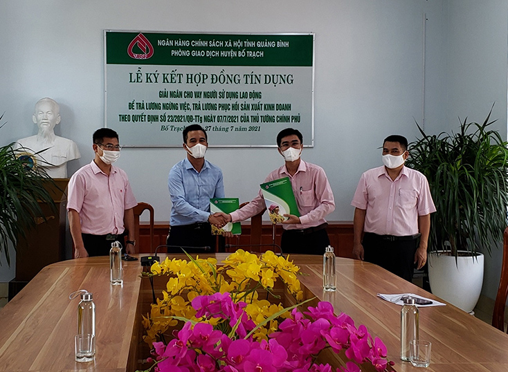 Phòng giao dịch NHCSXH huyện Bố Trạch và Công ty TNHH thương mại KOREA ký kết hợp đồng tín dụng cho vay trả lương ngừng việc, trả lương phục hồi sản xuất.