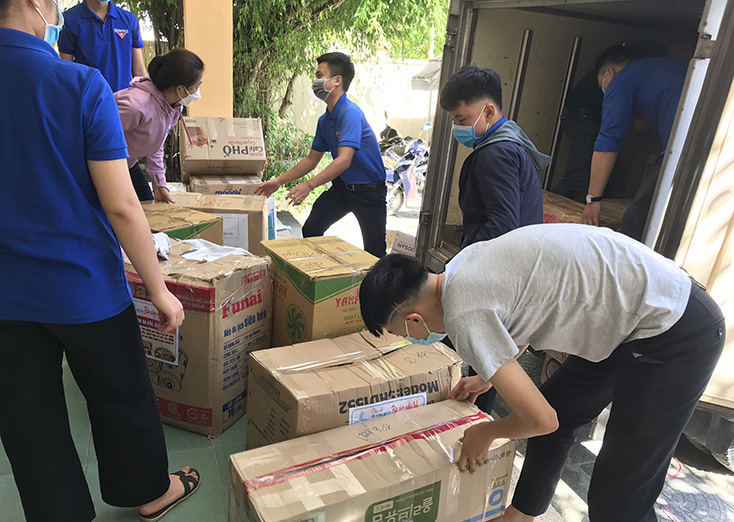 Đoàn viên thành niên tỉnh bốc xếp, chuyển các suất ăn sáng hỗ trợ người dân TP. Hồ Chí Minh với tinh thần  
