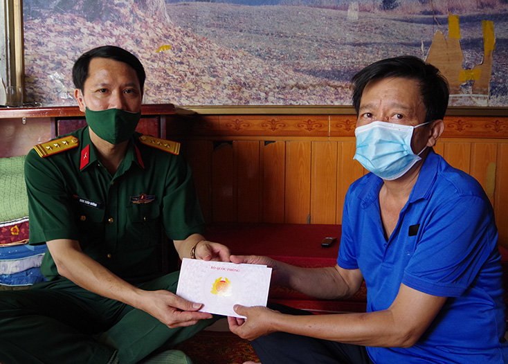 Thủ trưởng Bộ CHQS tỉnh thăm hỏi, động viên và trao quà của Bộ Quốc phòng, Bộ Tư lệnh Quân khu 4, Bộ CHQS tỉnh cho thân nhân đồng chí Thượng úy, Liệt sỹ Lê Hải Đức, hy sinh trong lúc làm nhiệm vụ cứu hộ cứu nạn vào tháng 10-2020.