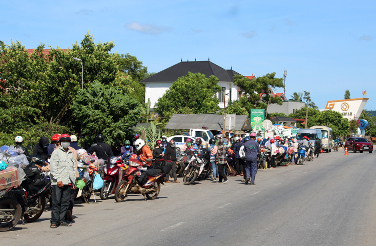 Đoàn công dân dừng tại chốt Kiểm soát phòng, chống dịch bệnh Covid-19 phía Nam thực hiện các thủ tục y tế.