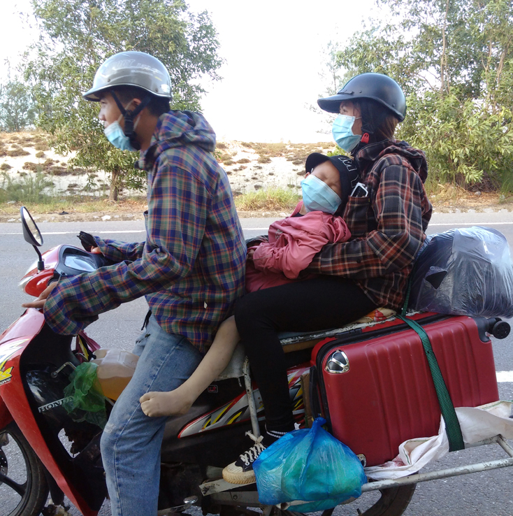Vợ chồng anh Lê Ngọc Sinh (TP.Sầm Sơn, tỉnh Thanh Hóa) di chuyển cùng đứa con chưa đầy 4 tuổi