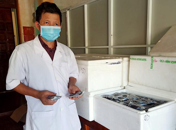 Thuốc Ngân kiều tán gia giảm được chiết xuất dạng nước rất tiện lợi cho người dân sử dụng.