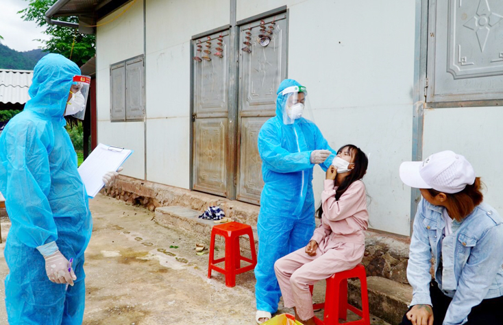 - CDC Quảng Bình tăng cường lấy các mẫu trong cộng đồng để xét nghiệm sàng lọc.