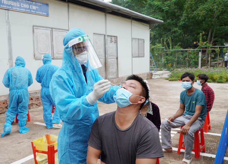  Cán bộ CDC Quảng Bình lấy mẫu xét nghiệm trong cộng đồng ở bản K Ai (xã Dân Hóa, huyện Minh Hóa)