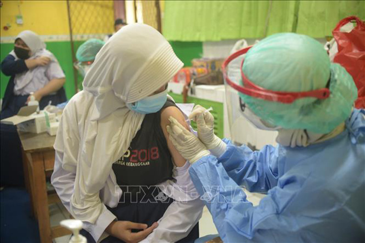 Người dân tiêm vaccine ngừa COVID-19 tại Jakarta, Indonesia, ngày 27-7-2021. Ảnh: THX/TTXVN