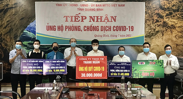 Đại diện các doanh nghiệp trao biển tượng trưng ủng hộ Quỹ phòng, chống dịch Covid-19 tỉnh.